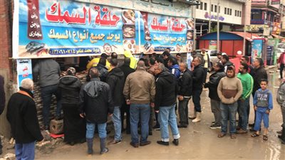 محافظ الإسكندرية يتفقد أماكن تجمعات المياه الغزيرة بطريق مطروح (صور)