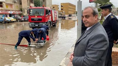 مدير أمن الغربية يتابع عمليات شفط المياه وحركة المرور (صور)