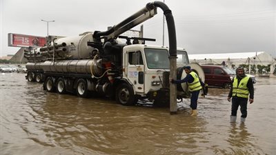 الدفع بـ 1380 معدة لسحب مياه الأمطار بالمحافظات (صور)