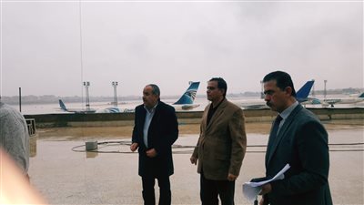 وزير الطيران يتفقد مطار القاهرة لمتابعة سير العمل