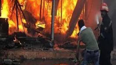 خسائر عاصفة التنين.. النيران تلتهم أحد محلات الأقمشة بالغورية