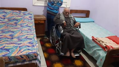 تحت الأمطار.. توزيع أطعمة ساخنة وبطاطين للمشردين داخل شوارع الإسكندرية