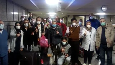 بعد تعافيهم من كورونا.. خروج 12 حالة من الحجر الصحي (صور)