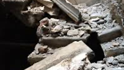 انهيار جزئي لعقار بحي الخليفة وإخلاؤه من السكان