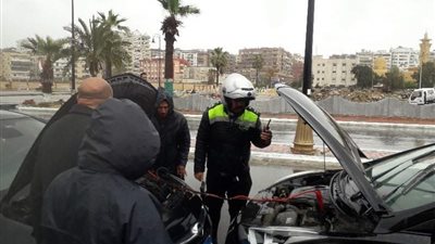 شهامة رجل شرطة.. ضابط مرور يساعد مواطنا تعطلت سيارته 
