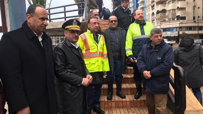 هدوء الأمطار في الإسكندرية.. والدفع بسيارات لشفط المياه (صور)