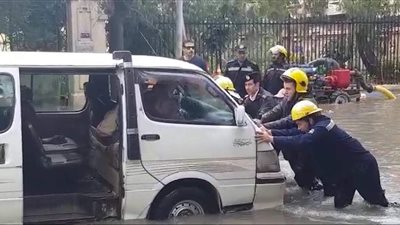 مواقف إنسانية لرجال الشرطة في الطقس السيئ (صور)