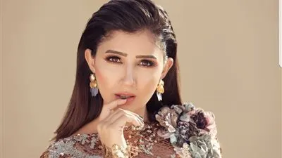 مي عمر تخطف الأنظار بإطلالة براقة