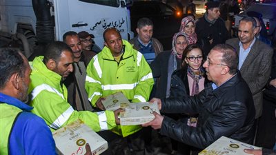 محافظ الإسكندرية يوزع وجبات على عمال المرافق بالشوارع (صور)