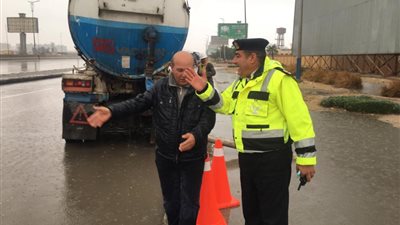 المرور: الدفع بسيارات لشفط مياه الأمطار أعلى الطريق الدائري