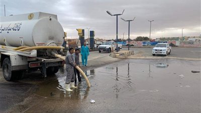 السيول تقطع طريق 