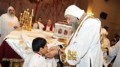 الأنبا ديمتربوس يشدد على استخدام لفاف المناولة مرة واحدة 