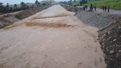 خير لمصر.. مياه السيول تتدفق بكميات كبيرة بمخر 