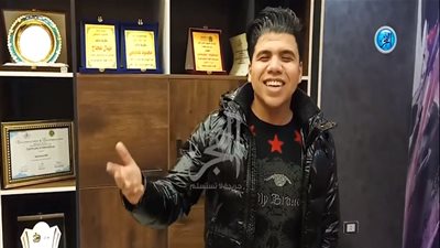 خاص للفجر الفني | بعد تأجيل الدراسة.. عمر كمال يهدي أغنية جديدة للسيسي