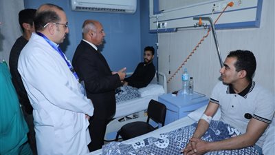 وزير النقل يطمئن على آخر ٣ مصابين في حادث قطاري إمبابة (صور)