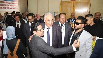 سامح عاشور يتفقد سير العملية الانتخابية بمحكمة مصر الجديدة (صور)