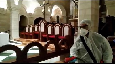 الكنيسة الكلدانية: رفع الماء المقدس وتعقيم أيادي الكهنة تجنبًا لعدوى كورونا 