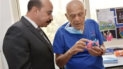 محافظ أسوان يهدى مفتاح المدينة للدكتور مجدي يعقوب 