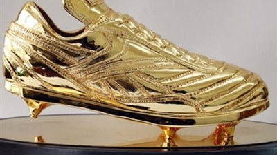 صراع الحذاء الذهبي .. هل تبتعد الجائزة عن ميسي ورونالدو؟