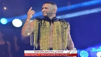 محمد رمضان ونجيب ساويرس يتحدان فيروس كورونا ويرقصان وسط تجمع كبير