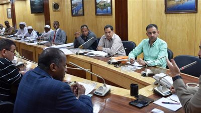 محافظ أسوان لممثلي أهالي 