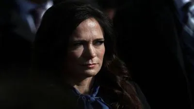 عزل مستشارة ترامب بعد لقائها مسؤولا برازيليا مصابا بكورونا