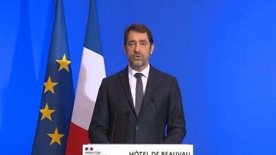 وزير الداخلية الفرنسي: ابقوا في منازلكم 