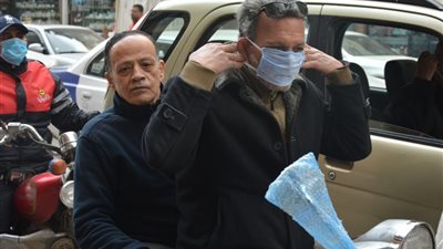 مبادرة شبابية ببورسعيد لتوزيع الكمامات على المارة والسيارات (صور)