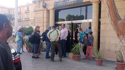 إقبال كبير على مكاتب حجز تذاكر الطيران من الأجانب لمغادرة الأقصر (صور) 