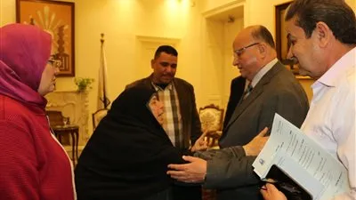 طردتها أسرتها.. محافظ القاهرة يوفر سكن لسيدة 