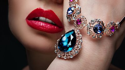 في ظل انتشار كورونا.. إجراءات عليك اتباعها عند ارتداء الاكسسوارات 