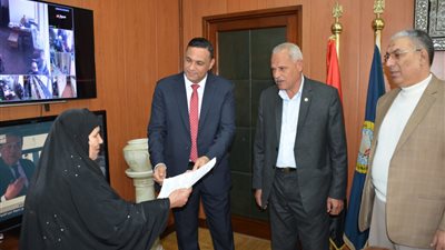 تسليم بعض عقود تقنين وضع اليد على أراضي أملاك الدولة بالدقهلية