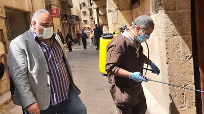 شاهد.. إجراءات تعقيم منطقة آثار الجمالية من فيرس كورونا 