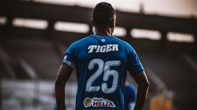 الأكثر مشاركة وتتويجًا بالبطولات.. ماذا قدم حسام عاشور في 16 عامًا مع الأهلي؟ (أرقام) 