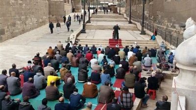 شاهد.. منطقة آثار السلطان تتبع إجراءات الوقاية من كورونا أثناء صلاة الجمعة