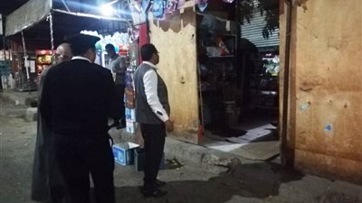 محافظ أسوان يتابع تنفيذ قرار غلق المحلات والمطاعم (صور)