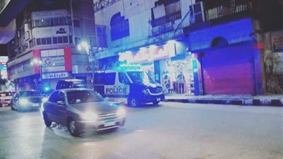 دوريات أمنية تجوب شوارع الجيزة للتأكد من إغلاق المحلات