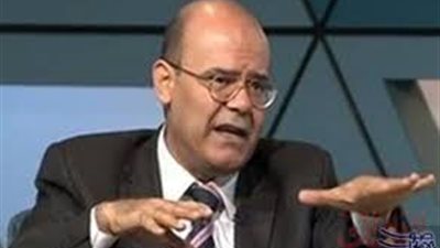 متى ترتفع درجة حرارة مصاب كورونا؟ أستاذ حساسية يجيب