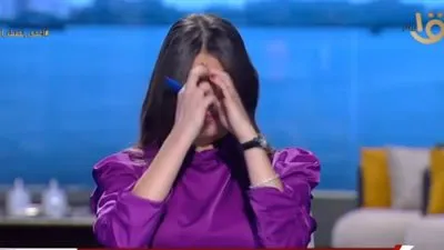 شاهد.. مذيعة تبكي على الهواء عند تهنئتها بعيد الأم