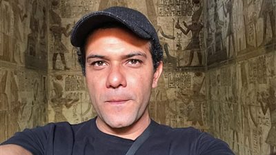 آسر ياسين يمزح مع عائلته بمناسبة عيد الأم 