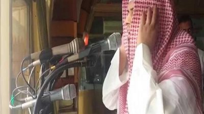 شاهد.. انهيار مؤذن أثناء رفع أذان 