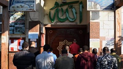 بعد إغلاقه.. غضب رواد التواصل الاجتماعي من مواطنين يصلون أمام المسجد