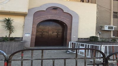 شاهد.. كنائس ملوي في المنيا أبوابها مُغلقة وخالية من المُصليين ( صور)