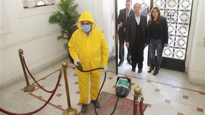 تعقيم مقر حزب الوفد ضد كورونا (صور)