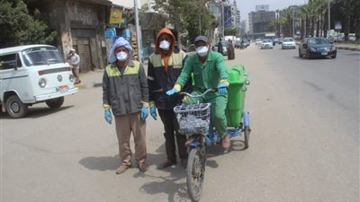 لمواجهة كورونا.. توزيع كمامات ومطهرات على عمال النظافة بالجيزة