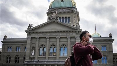 سويسرا تسجل 900 إصابة جديدة بفيروس 