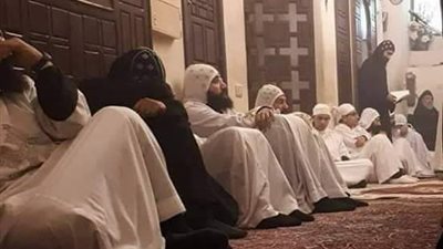 دموع الكهنة بعد خلو الكنائس من المصلين بسبب كورونا (فيديو)