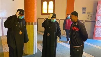 كهنة يشاركون في تعقيم المساجد لمواجهة كورونا (صور)
