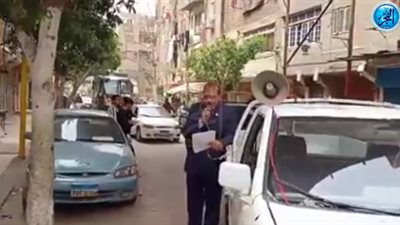 يجوب الشوارع بالميكروفون.. رئيس حي الشرابية يحذر المواطنين من النزول (فيديو)
