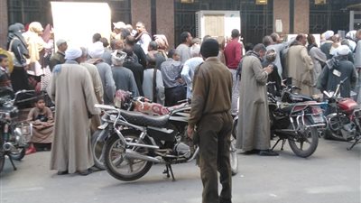 مشهد مفزع.. تكدس أمام ماكينات الصراف والبنوك في قنا (صور)